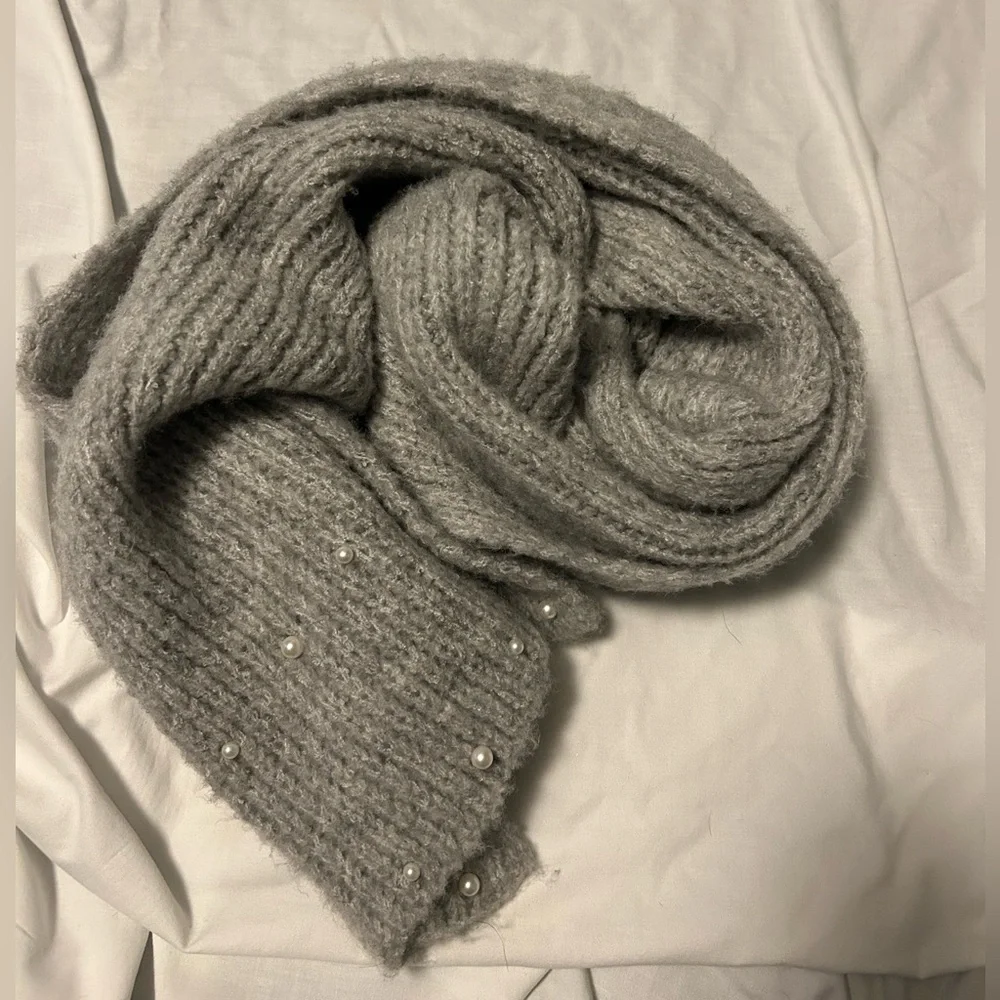 Ann Taylor‎ Scarf and gloves set